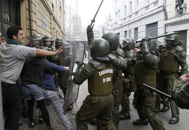 Полиция Чили избивает студентов во время одной из акции протеста. © cryptome.org